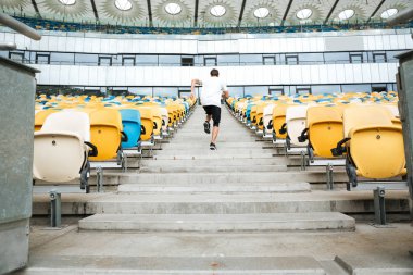 Arkadan yukarı çalışan bir genç sporcu görünüşü