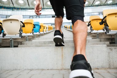 Arkadan Görünüm içinde çalışan spor ayakkabı erkek bacak kadar yakın