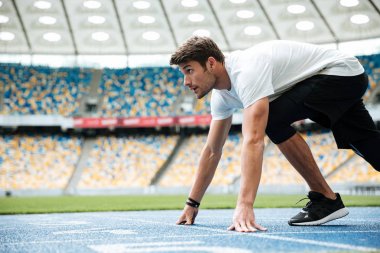 Egzersiz spor erkek koşucu hazır yan görünüm
