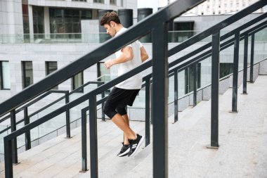 Alt katta bir sportif sporcu adam yan görünüm
