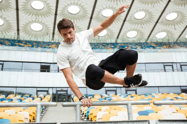 Hombre deportivo saltando en el estadio al aire libre — Foto de Stock