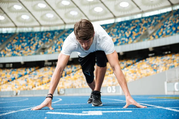 Vertrouwen mannelijke atleet permanent in de uitgangspositie klaar voor hardlopen — Stockfoto