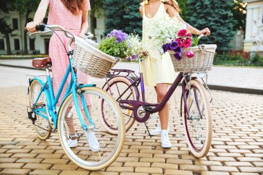 İki genç kadın elbiseler kırpılmış görüntü