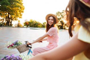 İki genç kızların birlikte eğleniyor Resim kırpılmış