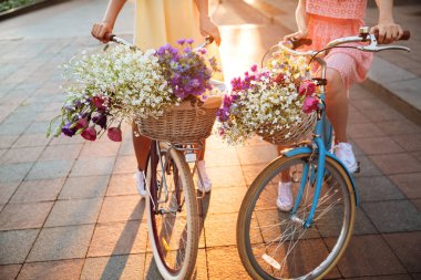 İki genç bayanlar Bisiklet Resim kırpılmış.