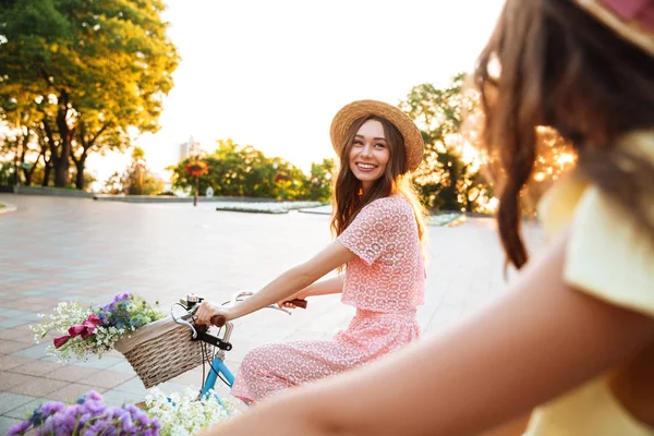 İki genç kızların birlikte eğleniyor Resim kırpılmış