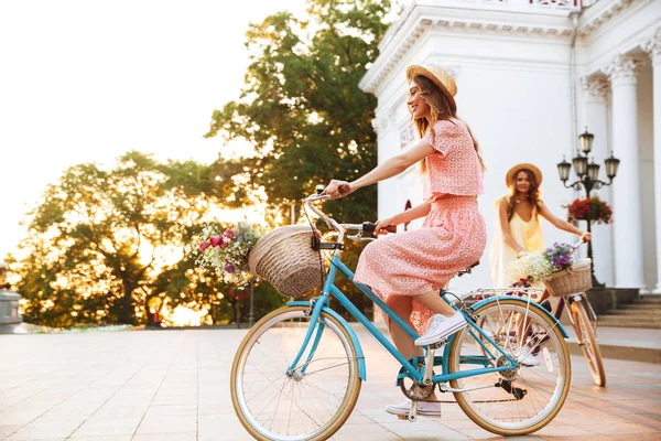 İki arada bir Bisiklete binmek gülümseyen kız güzel