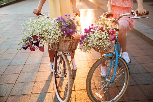 Bild von zwei jungen Damen auf Fahrrädern. — Stockfoto