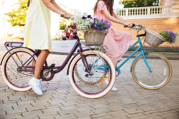 Kırpılan tarafındaki Görünüm görüntü iki genç kadın elbiseler