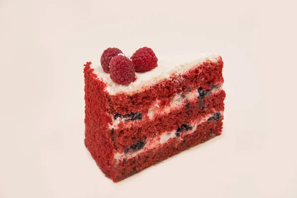 Vista lateral da torta vermelha com bagas — Fotografia de Stock