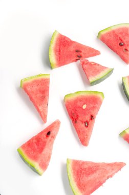 beyaz arkaplanda karpuz parçaları