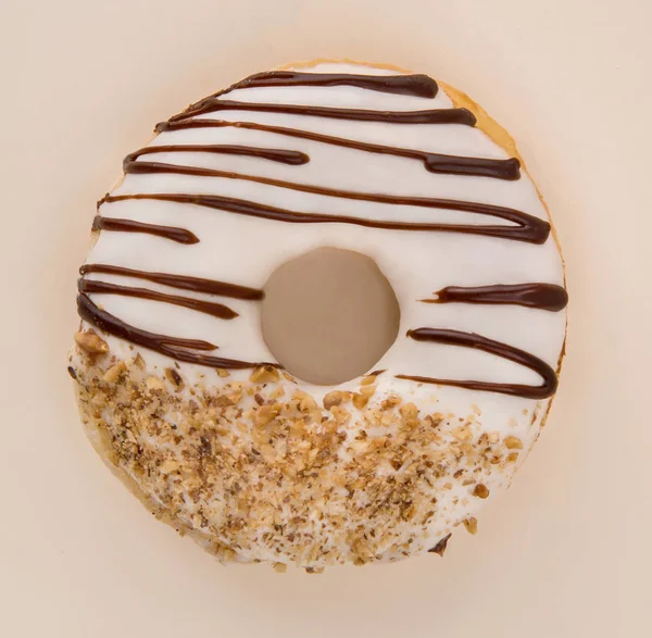 顶视图的分离在白色的美味甜甜圈 — 图库照片