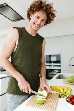 Mutfakta ayakta ve pişirme neşeli adam