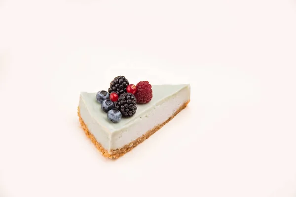 別の果実と青いチーズケーキの側面図 — ストック写真