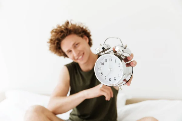 Mutlu bir adam gösteren alarm — Stok fotoğraf