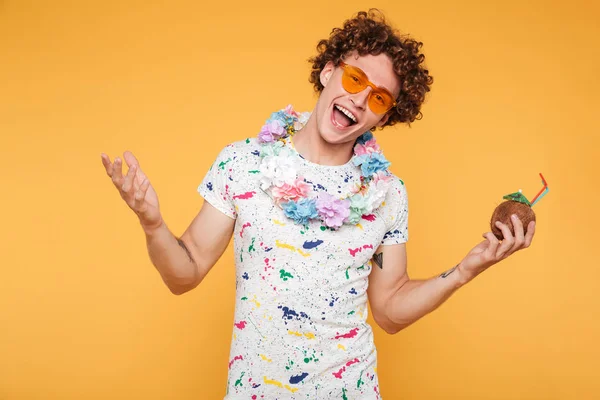 Usmíval se šťastný mladý muž v sluneční brýle a plážové oblečení — Stock fotografie