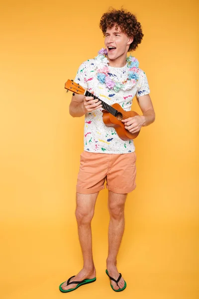 Retrato de cuerpo entero de un chico feliz en ropa de verano — Foto de Stock