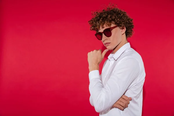 Portrét mladého promyšlené stylové muže v sluneční brýle stojící — Stock fotografie
