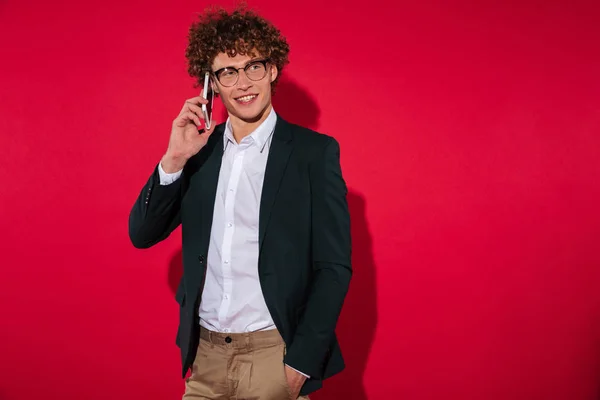 Glücklich lächelnder junger Mann in smarter Kleidung — Stockfoto
