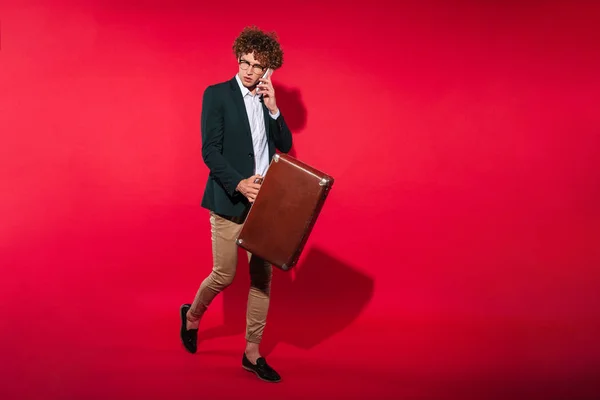 Attractive young businessman in white shirt walking with suitcase — Stock Photo, Image