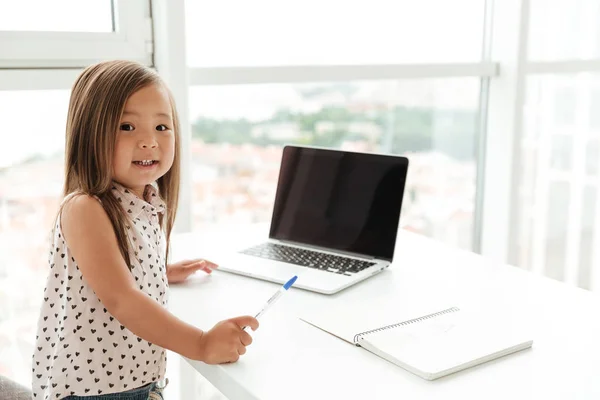 Девушка, стоящая дома с помощью ноутбука — стоковое фото