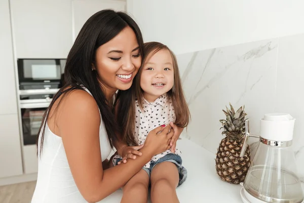 Feliz sorrindo mulher asiática e sua filha rindo — Fotografia de Stock