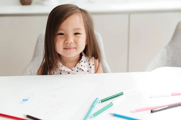 Kleine süße asiatische Mädchen zu Hause drinnen Zeichnung mit Bleistiften — Stockfoto