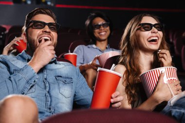 Sinema seyretmek film içinde oturan arkadaşlar gülüyor