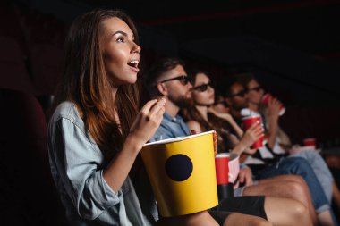 Mutlu arkadaş sinema oturan patlamış mısır yemek filmi izle.