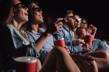 Mutlu arkadaş sinema oturan patlamış mısır yemek filmi izle.