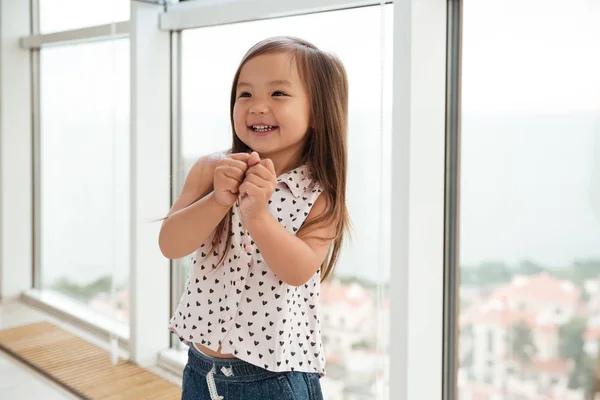 Şirin Asyalı kız evde kapalı pencere ayakta — Stok fotoğraf