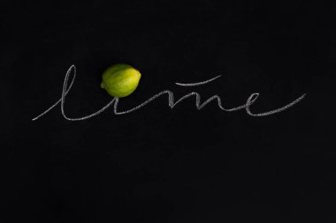 Yazıt ile olgun taze limon