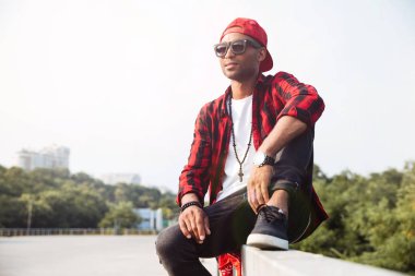 Çekici koyu tenli erkek güneş gözlüğü takıyor