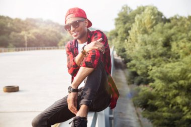 Çekici koyu tenli erkek güneş gözlüğü takıyor