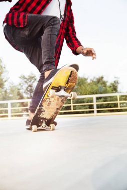 Genç koyu tenli adam kaykay