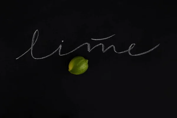 Lime fraîche mûre avec l'inscription — Photo