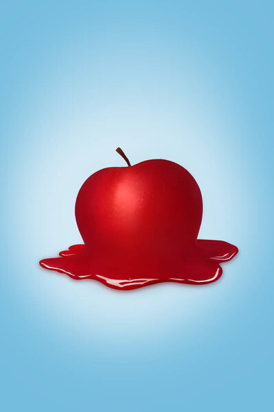 Красное яблоко на голубом фоне
