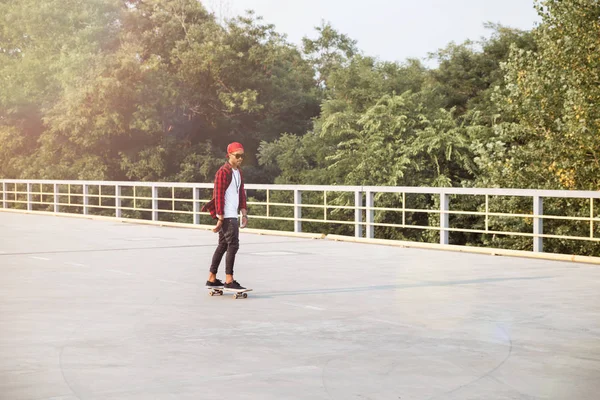 Jovem de pele escura menino skate — Fotografia de Stock