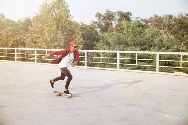 Çekici koyu tenli adam kaykay