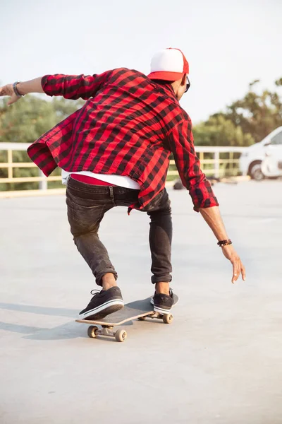Junger dunkelhäutiger Mann beim Skateboarden — Stockfoto