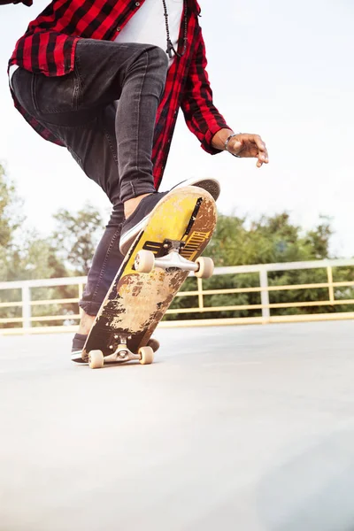 Jonge donkere gevilde kerel skateboarden — Stockfoto