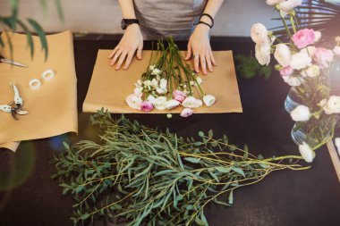 Tasarlama ve çiçek buketi siyah ta oluşturma kadın çiçekçi