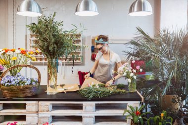 Buket çiçek dükkanında oluşturma zevk neşeli kadın çiçekçi