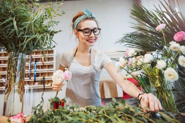 Buket çiçek dükkanında yapmak mutlu kadın çiçekçi 