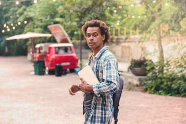 Adam sırt çantası ve parkta yürüyüş kitaplar