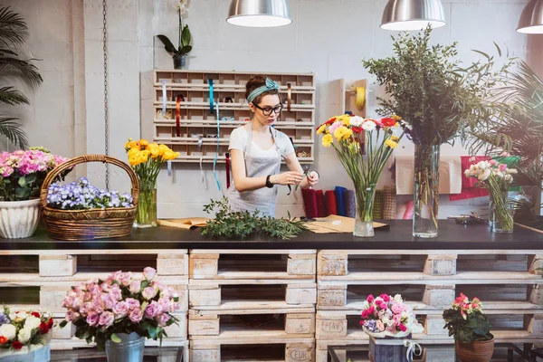 Милая флористка, работающая в цветочном магазине — стоковое фото