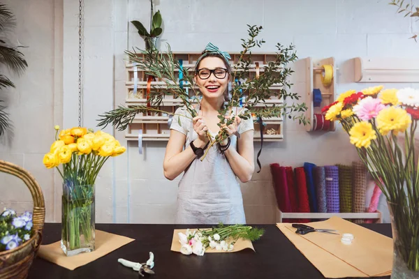 Alegre florista mulher divertida fazendo buquê e se divertindo — Fotografia de Stock