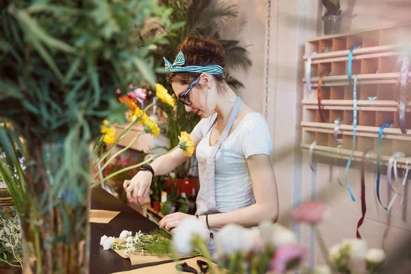 Woman florist making bouquet with white flowers in the shop — Stock Photo, Image