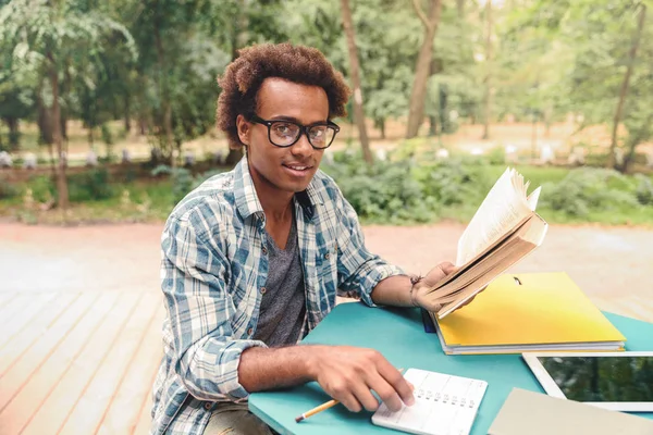 Homem africano feliz estudando ao ar livre — Fotografia de Stock