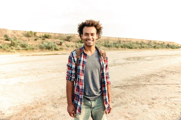 Jovem afro-americano feliz com mochila — Fotografia de Stock